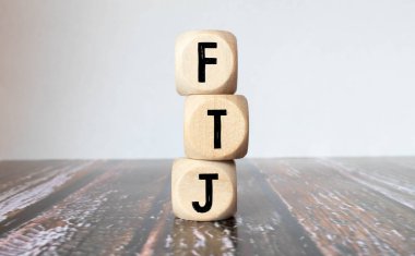 Tahta arka planda part-time iş için PTJ kısaltmalı küp veya zar.