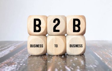 Tahta bloklarda B2B. İş-iş ya da arka arkaya konsept.