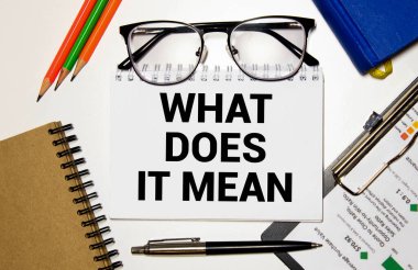 Kelime yazma metni Ne anlama geliyor soru. İş konsepti bana tanımlanan bir şeyin anlamını verin Siyah ve kırmızı metin ve beyaz not defterindeki numara yeşil arkaplan.