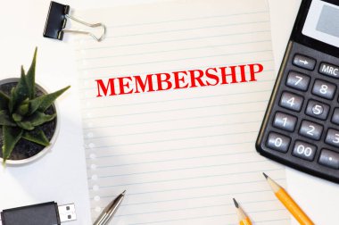 El yazısı Üyeliği. Kavram, bir gruba veya ekibe üye olmak demek. Bir örgüt fikri mesajına katılın. Klasik arka planda oluşturulan kırmızı harfler..