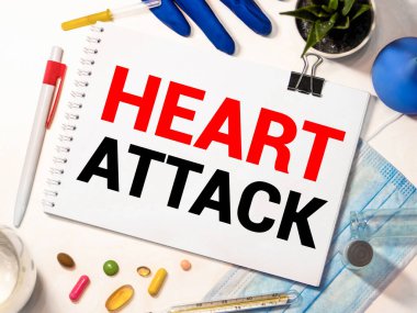 Masadaki tıbbi form, kalp krizi teşhisi..