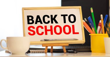 Okul kitapları ve karatahtaya karşı elmayla dolu bir hayat.