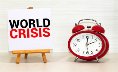 Kriz kelimesi, ofis masasına konulan defterin sayfasında. Üst Manzara. Dünya İş Krizi Konsepti