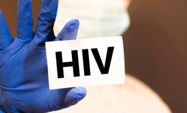 Bir erkek tarafından gösterilen kartta HIV veya İnsan Bağışıklık Yetmezliği Virüsü