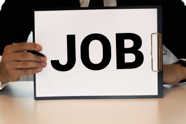 Kelime yazma işi Fresk. Bir çalışanın ev not kağıdından klavye ve sabit bilgisayarın yanındaki siyah bilgisayar ekranına bantlandığı durumlar için iş konsepti.