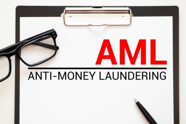 Masada para aklama karşıtı AML yazan bir kağıt.