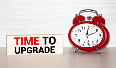 Alarm saati ve mesaj zamanı güncelleme için. Konsepti güncelleme zamanı. Konsept saati kırmızı ve siyah kelimelerle beyaz arkaplanı kapatma zamanı