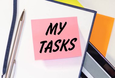 İnsan eli beyaz tahtaya görevlerimi yazıyor.