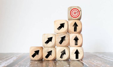Ahşap blok kırmızı ok, masa tahtasındaki siyah oklar yüzünden ters istikameti gösteriyor. Farklı iş ve bağımsız bir konsept düşün..