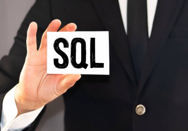 Kadın tablet bilgisayar kullanıyor, sanal ekrana basıyor ve kare seçiyor.