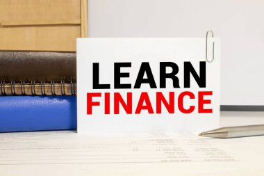 Finans öğren. Not defterindeki metin etiketi. Ekonomik ilişkiler hakkında parasal fonların dağıtımı ve kullanımı hakkında bilgi.
