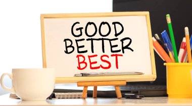 İyi, daha iyi, en iyi, en iyi performans ve servis yöneticisi ofiste imza ve kontrol listesi var..