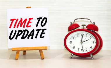 Alarm saati ve mesaj zamanı güncelleme için. Konsepti güncelleme zamanı. Konsept saati kırmızı ve siyah kelimelerle beyaz arkaplanı kapatma zamanı