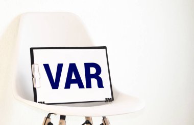 Boş futbol sahasında beyaz lekeli VAR check-up metni.