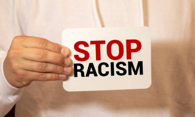 Küçük bir yazı tahtasında bir kızın elinde RACISM 'i durdur. İzole edilmiş.