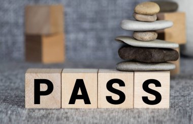 Tahta arka planda kelime engeli geçişi.