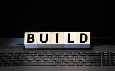 İnsanlar tahta bloklarla kelime oluşturdular..