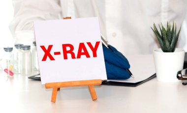 Tahta tripod ve beyaz tuvalin tıbbi konsepti. X-ray görüntüsünün üzerinde 