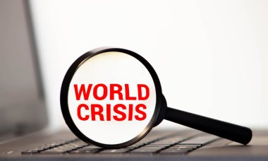 Dünya ekonomisi. Kırmızı arkaplandaki tahta bloklara küçük yazıtlar. Büyüteçle bak. Ekonominin çöküşü. İş için. Finans.