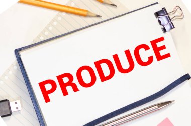 Sözcük yazma organik ürünler. Organik tarım tarafından üretilen malzemelerden yapılan iş konsepti Renkli çamaşır iğnesi kağıtları boş hatırlatıcı beyaz zemin arka plan ofisi.