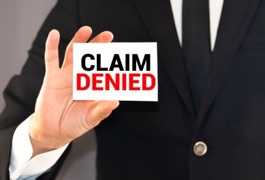 İş adamının elindeki bir kartla iddiası reddedilmiş. İş sözleşmesi feshi veya sponsorluk projesi mülteci konsepti