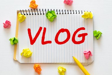 Kelime yazma Business Vlog 'u. Renkli çamaşır iğnesi kağıtları ile ilgili bir video içeriği konsepti boş hatırlatıcı sarı zemin arka plan ofisi.