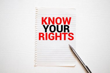 Kavramsal el yazısı ne kadar değerli olduğunu gösteriyor. İş fotoğrafı metni. Hak edilen gelir faydalarını gösterin. Renkli çamaşır iğnesi şekilli dikdörtgen kağıt mavi arka plan..