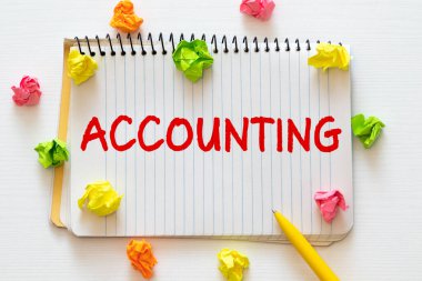 Muhasebe Hizmetleri, İş Konsepti. Tahta masanın üzerinde kitap ve kalem yığını var..