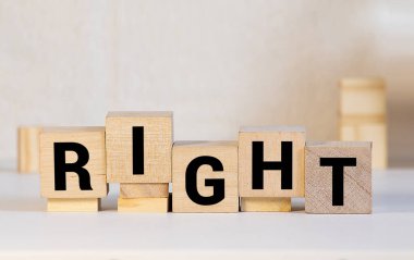 Tahta arka planda harf bloğu