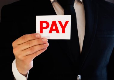 Tahta bloklar, maaş bordrosu, para ve forklift. Maaş, bir işletmenin belli bir süre veya belirli bir tarihte çalışanlarına ödemesi gereken tazminatın toplamıdır. Vergiler.