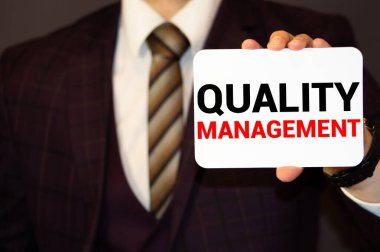 Tablette bir şey sunan işadamı - Kalite Yönetimi.