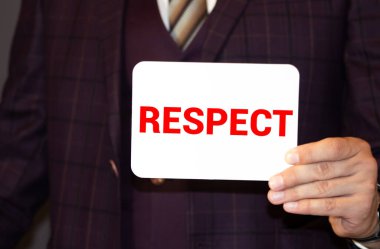 İş adamı elinde metin saygısı olan bir kart tutuyor.
