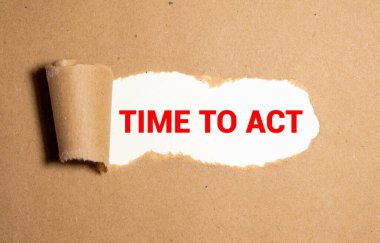 Yırtık kahverengi kağıdın arkasında görünme zamanı