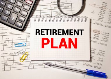 Emeklilik planı kelimesi kağıda yazılmış. konsept