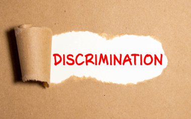 Ayrımcılık, yırtık kahverengi kağıda yazılmıştır. Ayrımcılık kavramı