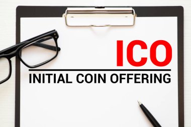 İşletme notlu bir defter, ICO 'ya mavi arka planda ofis aletleri sunuyor. ICO seçimi kavramı
