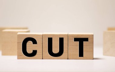 Küçük bir küp blok ve banknotta ABD doları geçmişi var. Federal Rezerv faiz indirimi kavramı.