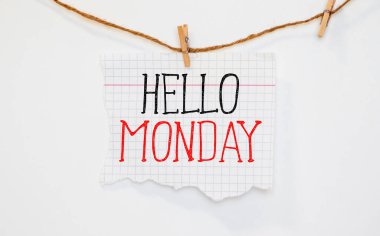 Merhaba Pazartesi, ahşap masadaki bir nota mesaj.