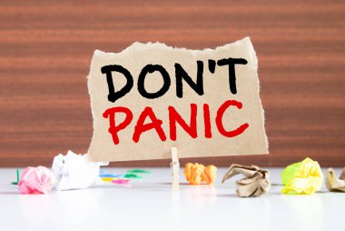 Kelime yazma. Panik yapma. Ani güçlü korku hissi için iş kavramı, Clothespin 'in elinde buruşmuş kağıtlar tutarak mantıklı düşünmesini engeller..