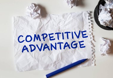 Rekabet avantajı. Ahşap arkaplan üzerine beyaz kağıt üzerine metin.