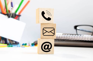 Klavye önünde harf zarları - İletişim, konsept