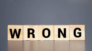 Yanlış. Tahta bloklardan gelen harfler, yanlış konsept, siyah arkaplan etrafında rastgele harfler.