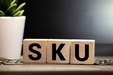 Sözcüklerle alfabe harfi SKU 'nun kısaltması ahşap zemin üzerinde depolama birimi