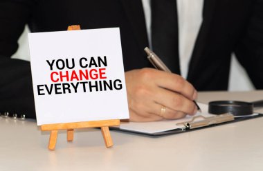 Her şeyi değiştirebilirsin. Mesaj, motivasyon konsepti.