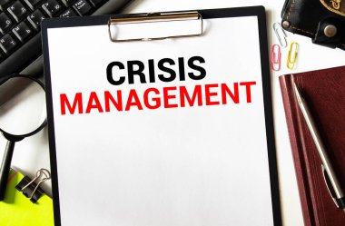 Kelime Kriz Yöneticisi 'ne mesaj at. Çizelge, dolar ve ofis araçlarıyla iş kavramı.