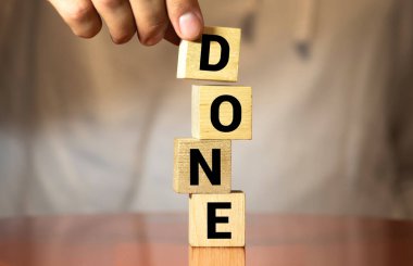 Beyaz üzerine izole edilmiş yapı taşları ile yapılan tek kelime.