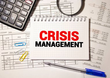 Kelime Kriz Yöneticisi 'ne mesaj at. Çizelge, dolar ve ofis araçlarıyla iş kavramı.