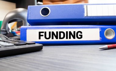 Finansman - Notepad 'e yazılan metin ve çizelge. Para arzı, ödenmiş veya ödenmemiş temeller, kredi, sübvansiyon, satış, iş geliştirme.