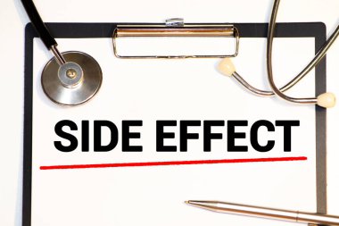 Mor bir arkaplanda sizin için sarı listeli steteskop SIDE EFFECTS metni.