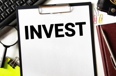 Renkli pasta grafiğinde büyüteç, kağıt, zar, gözlük, kalem, dizüstü bilgisayar hesap makinesi - işletme, bankacılık, finans ve yatırım konsepti